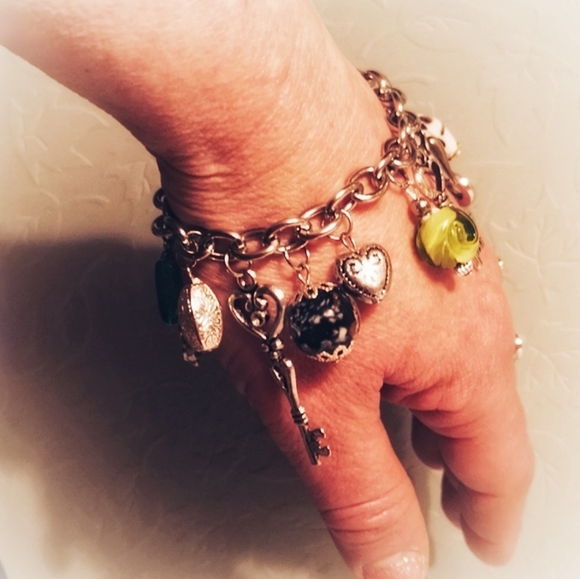 Handmade Glass and Keys charm bracelet - Picture 3 of 11